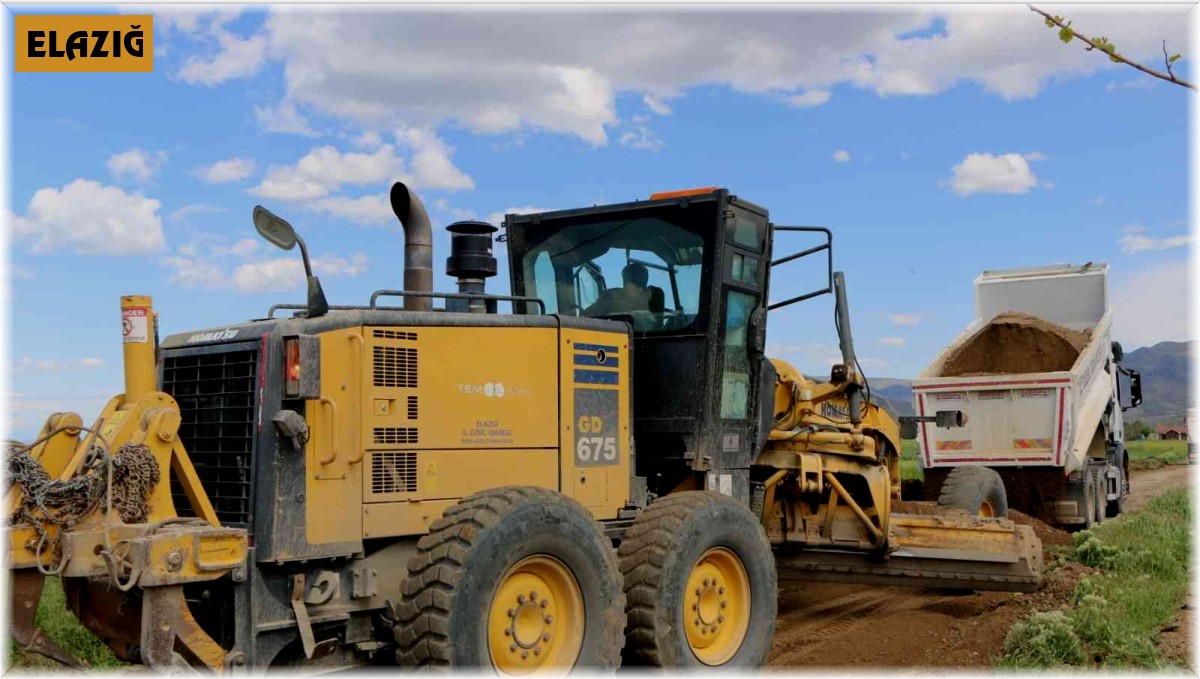 Elazığ'da köy yollarında genişletme ve stabilize çalışmaları sürüyor