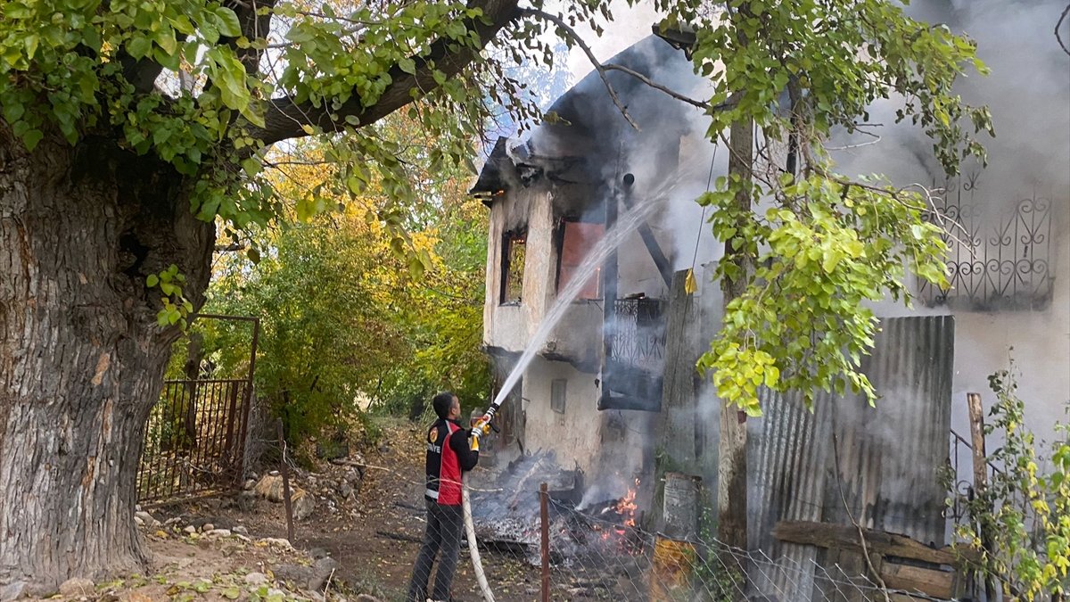 Elazığ'da köyde çıkan yangında 1 kişi yaralandı