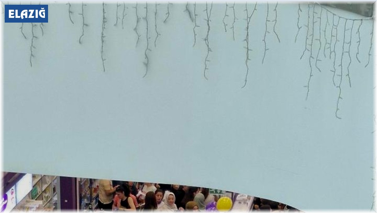 Elazığ'da kozmetik mağazası indirimi izdihama neden oldu