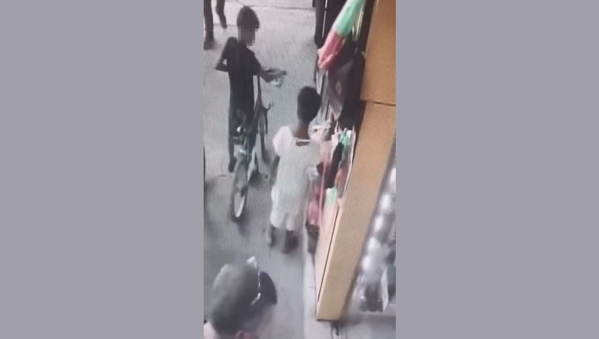 Elazığ'da küçük çocukların hırsızlığı kamerada