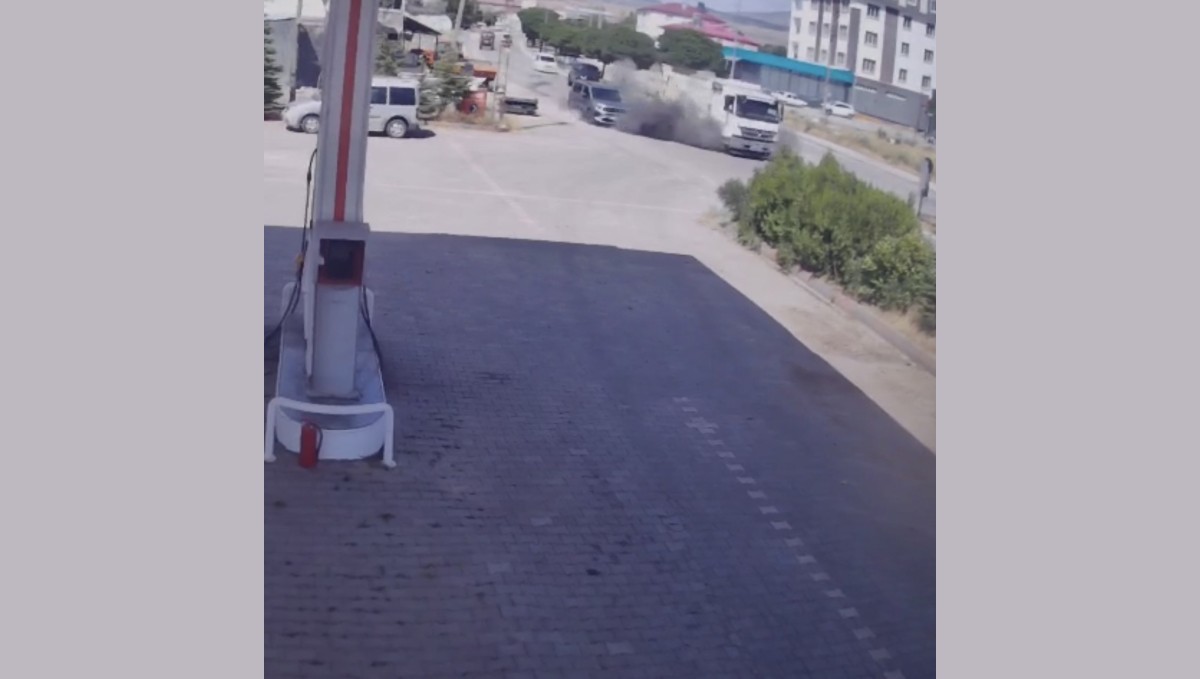 Elazığ'da lastiği patlayan kamyonun tel örgülere çarptığı kaza kamerada