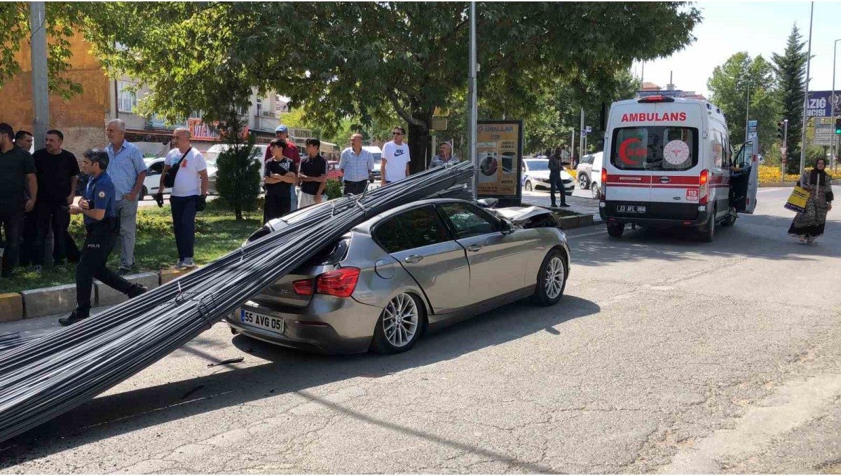 Elazığ'da lüks araç, tonlarca demirin altında kaldı: 2 yaralı