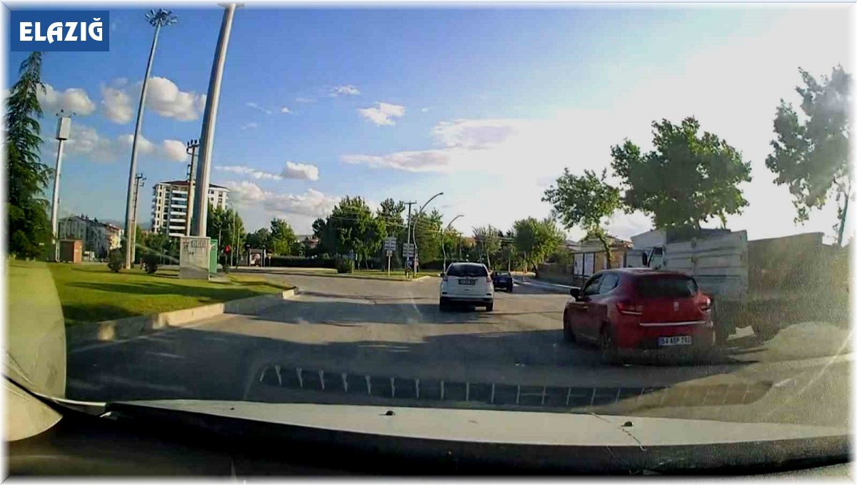 Elazığ'da makas atan sürücü kameralara yansıdı