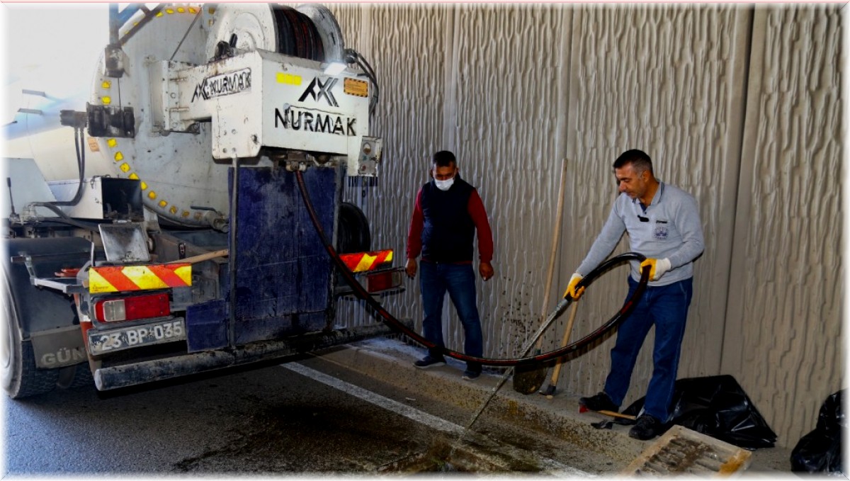 Elazığ'da menfez ve mazgallar temizleniyor