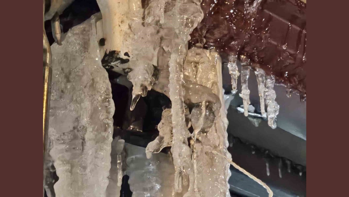 Elazığ'da metrelerce buz sarkıtı oluştu