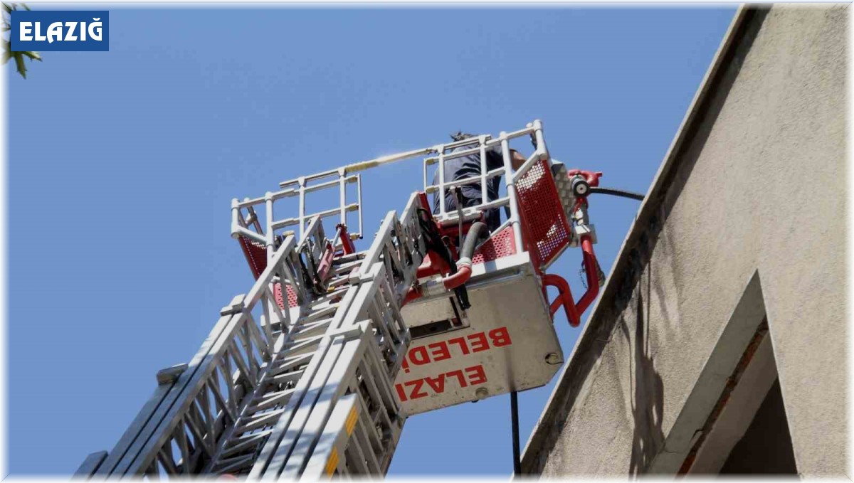 Elazığ'da metruk bina yangını