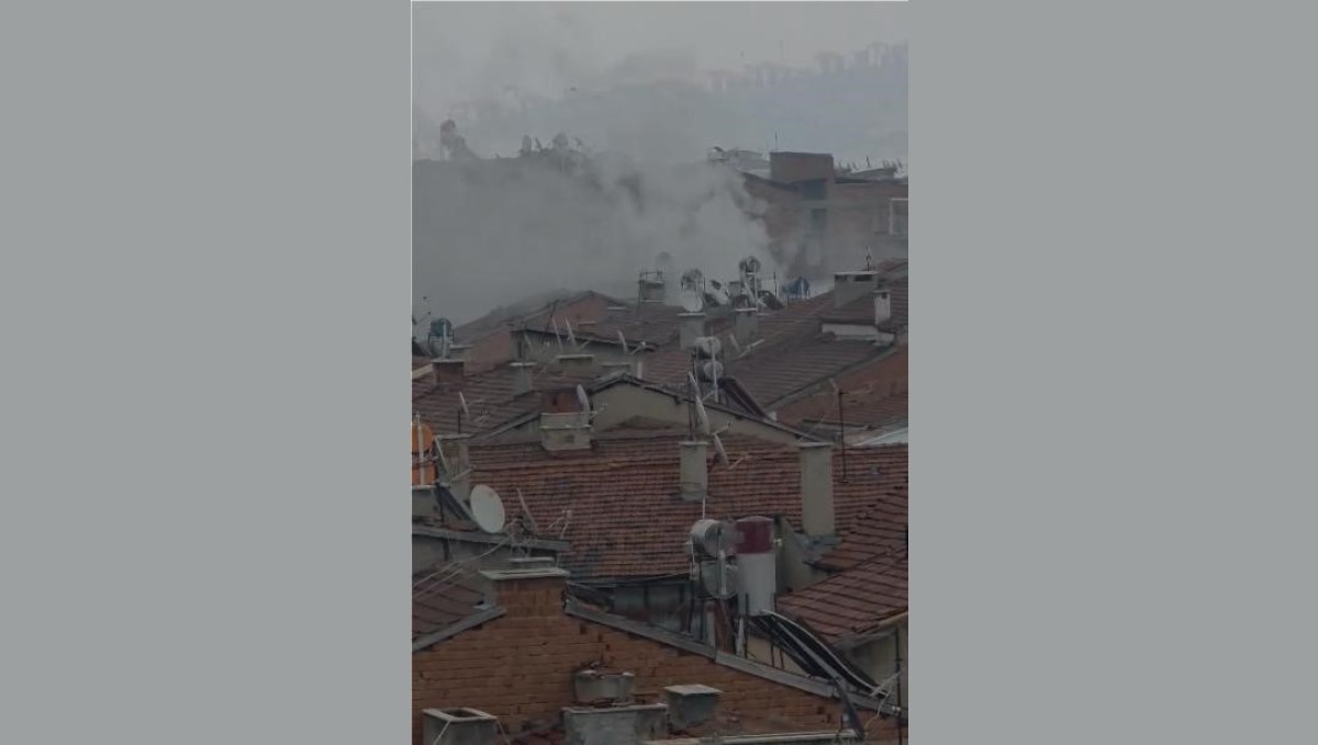 Elazığ'da metruk binada yangın