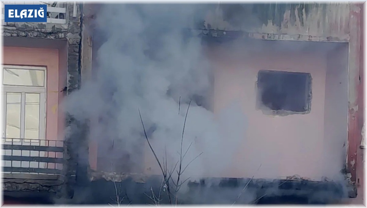 Elazığ'da metruk binada yangını