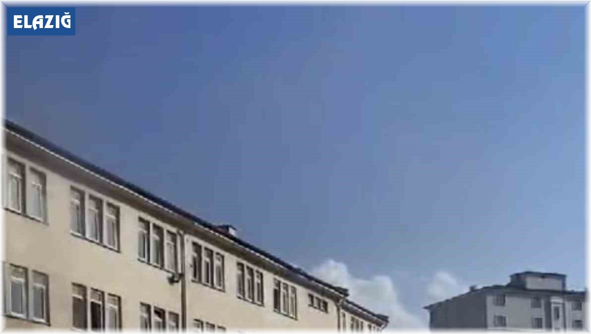 Elazığ'da metruk binada yangını