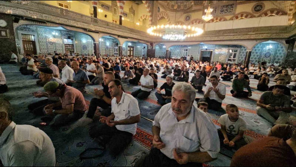 Elazığ'da Mevlid Kandili'nde camiler doldu