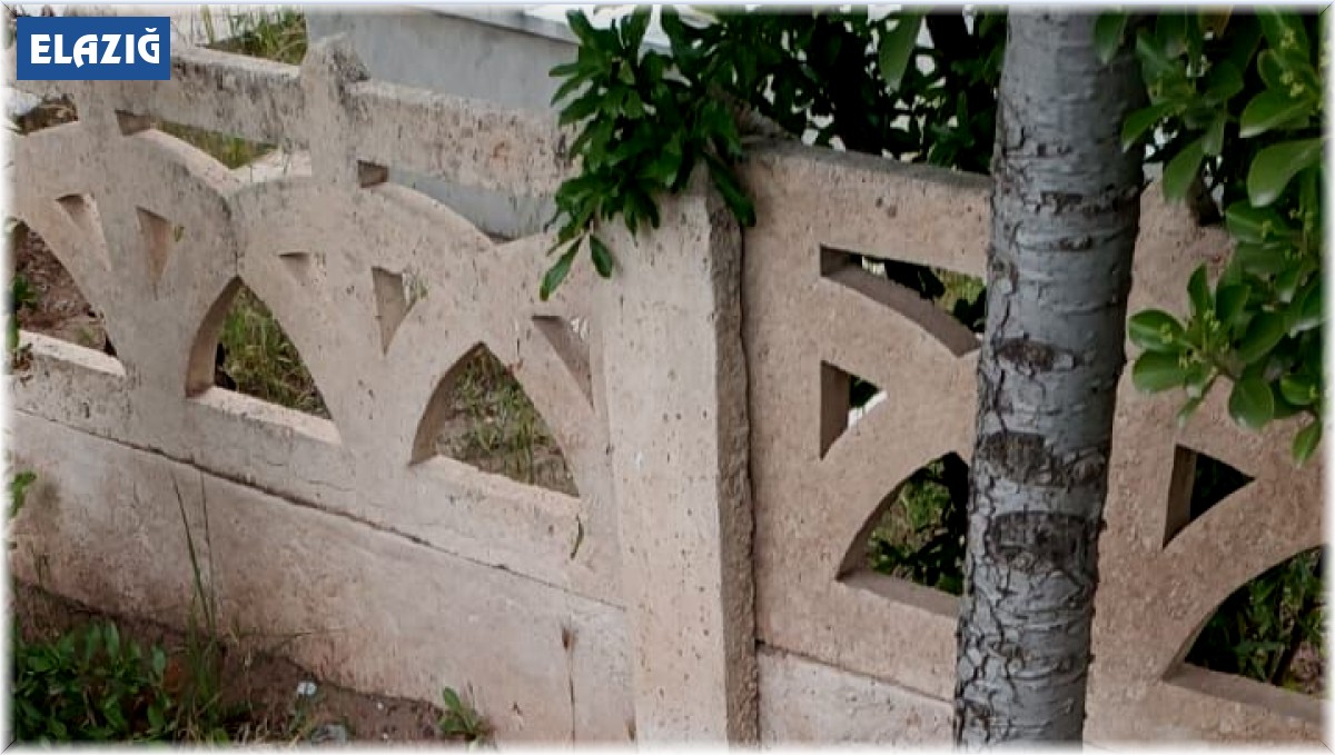 Elazığ'da mezar taşları kırıldı