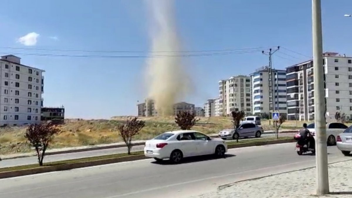 Elazığ'da mini 'hortum' kameralara yansıdı