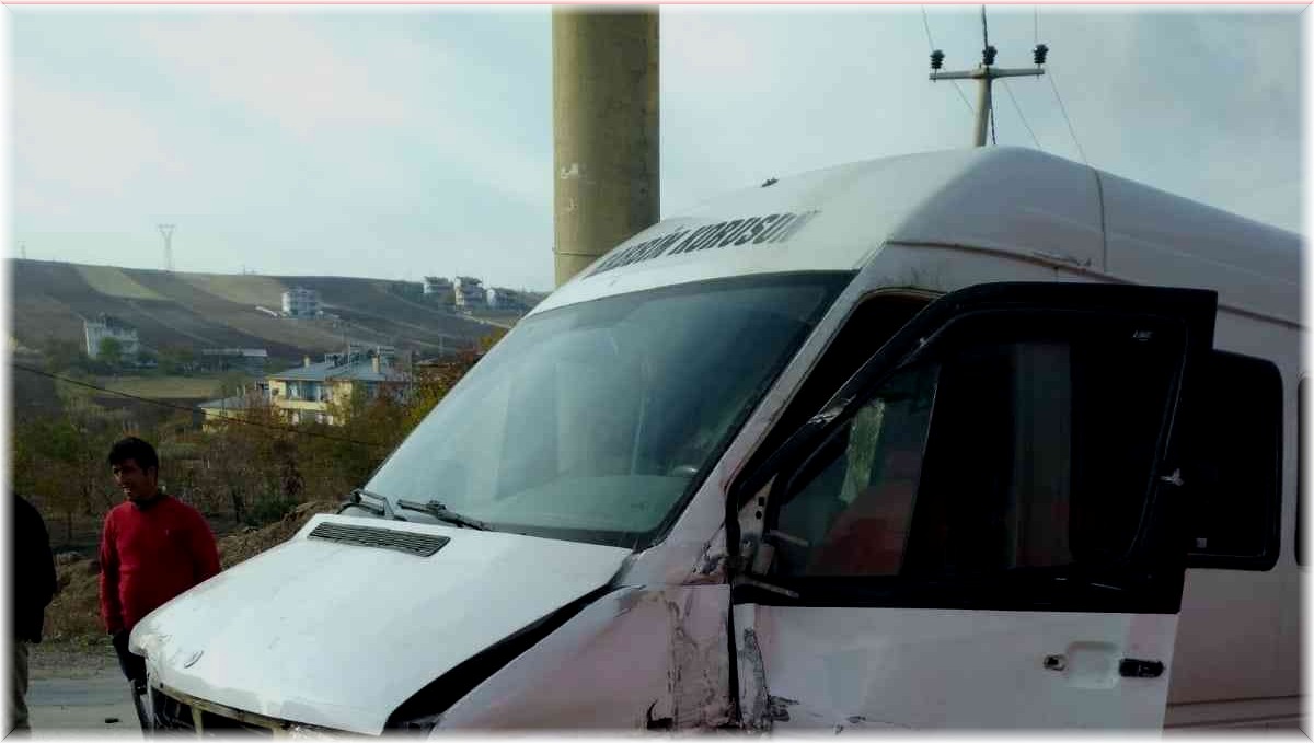 Elazığ'da minibüs elektrik direğine çaptı: 1 yaralı