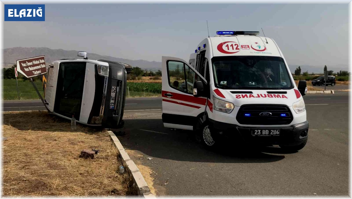 Elazığ'da minibüs ile hafif ticari araç çarpıştı: 3 yaralı