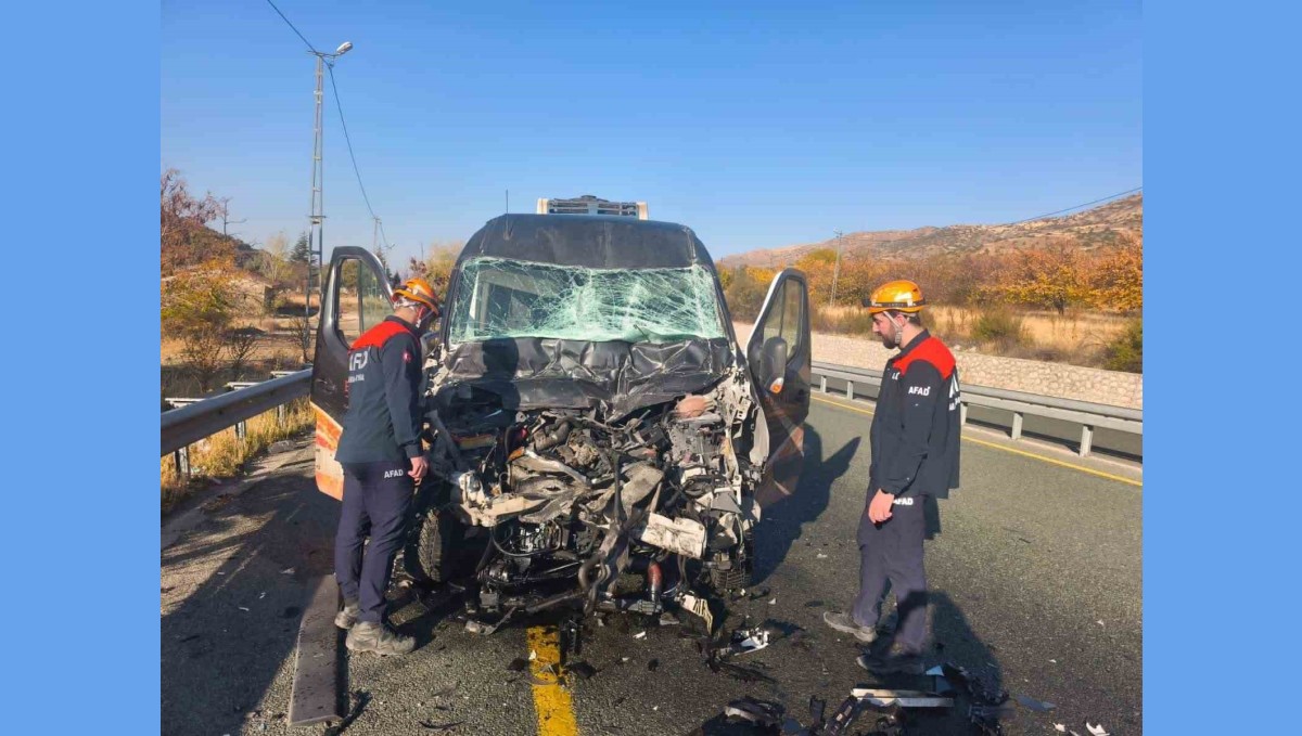 Elazığ'da minibüs ile kamyon çarpıştı: 1 yaralı