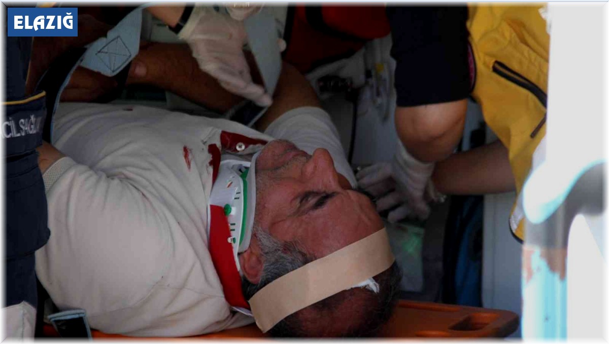 Elazığ'da minibüs ile otomobil çarpıştı: 1 yaralı