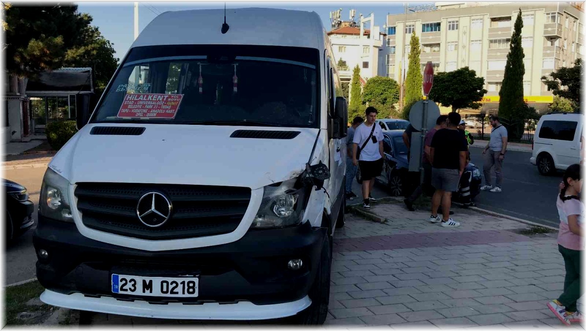 Elazığ'da minibüs ile otomobil çarpıştı: 2 yaralı