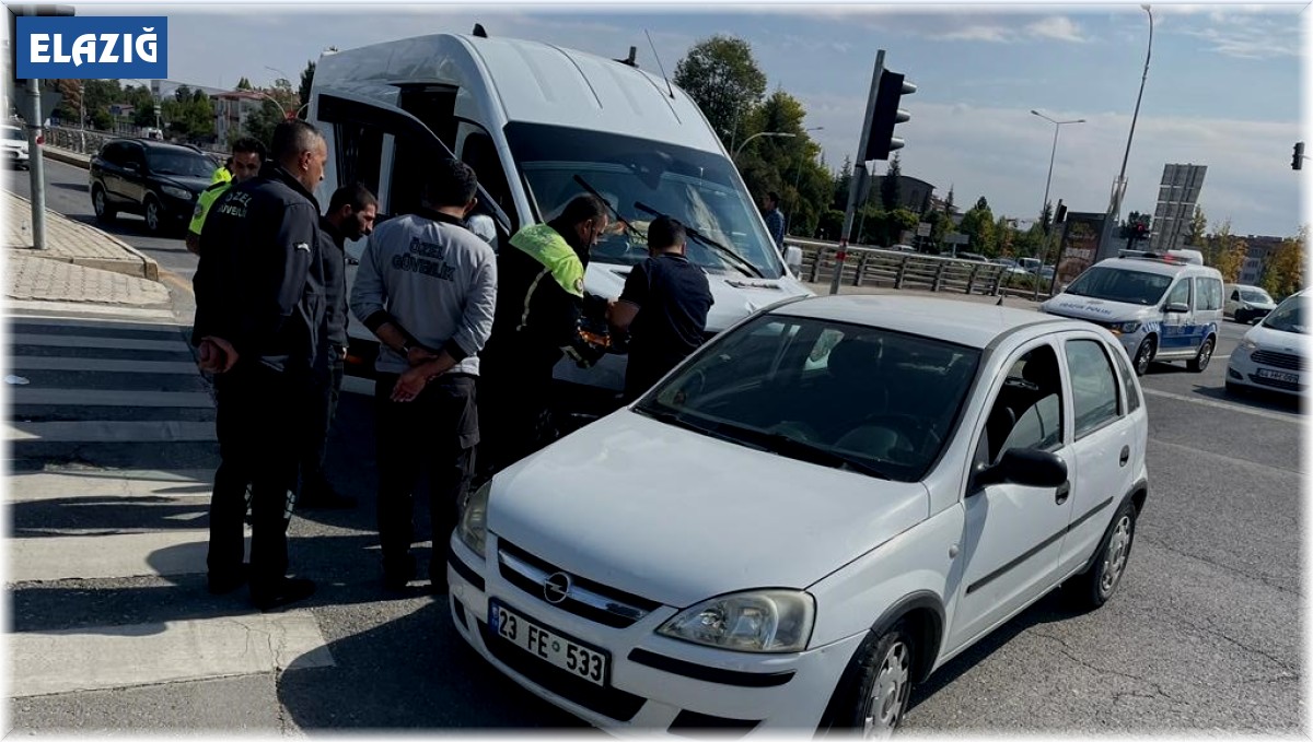 Elazığ'da minibüs ile otomobil çarpıştı: 3 yaralı
