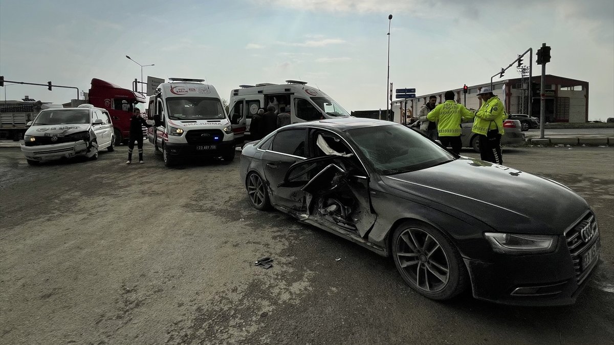 Elazığ'da minibüs ile otomobil çarpıştı, 5 kişi yaralandı
