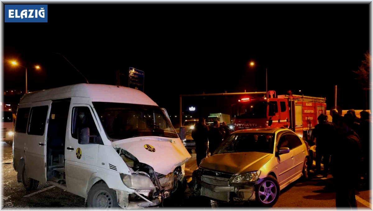 Elazığ'da minibüs ile otomobil çarpıştı: 5 yaralı