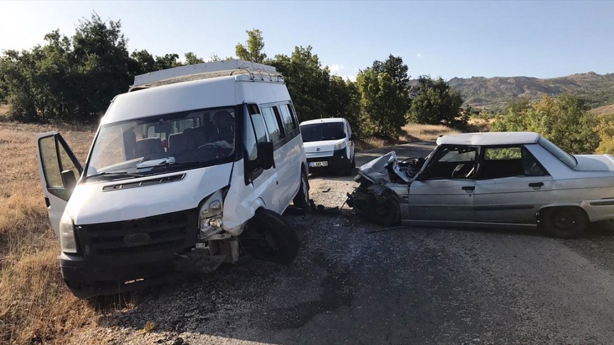 Elazığ'da minibüs ile otomobil çarpıştı: 6 yaralı