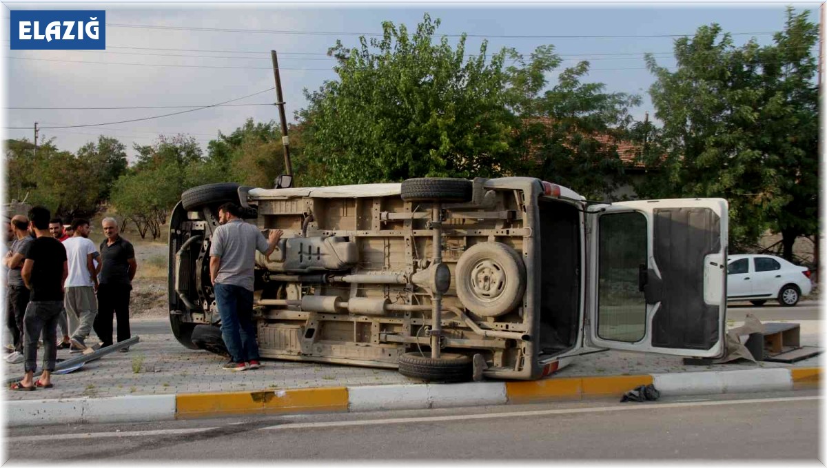 Elazığ'da minibüs ile otomobil çarpıştı: 8 yaralı
