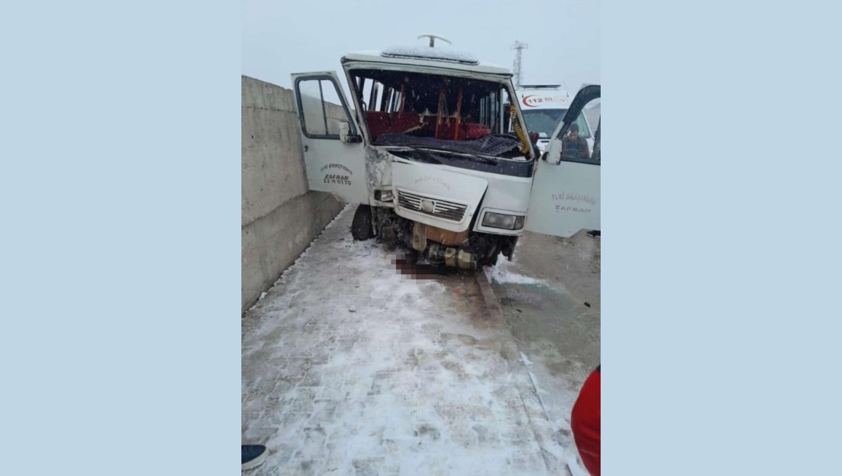 Elazığ'da minibüs istinat duvarına çarptı: 9 yaralı