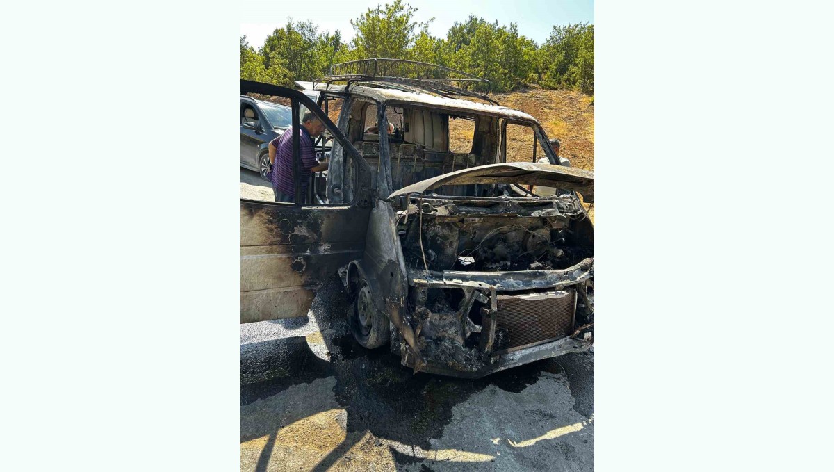 Elazığ'da minibüs küle döndü