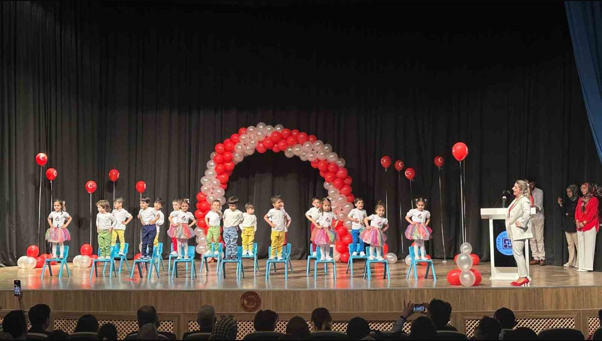 Elazığ'da miniklerin 23 Nisan gösteri alkış aldı
