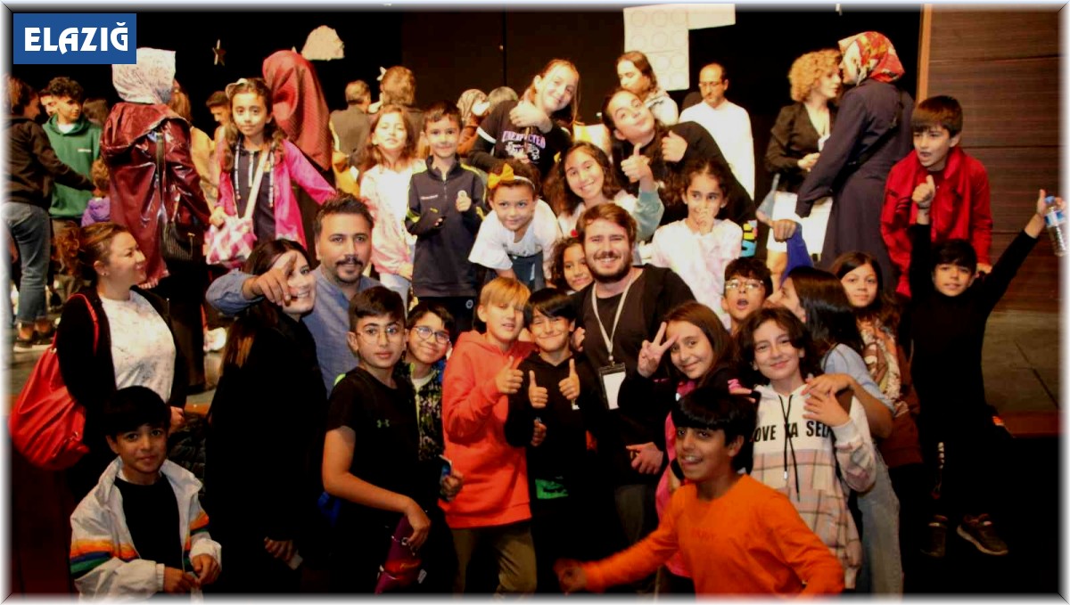 Elazığ'da 'Momo' adlı çocuk tiyatro oyununa yoğun ilgi