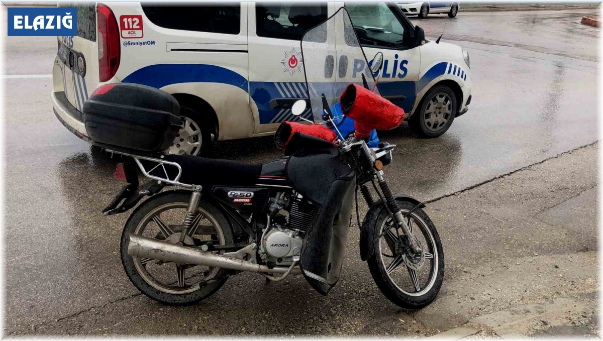 Elazığ'da motosiklet devrildi: 2 yaralı