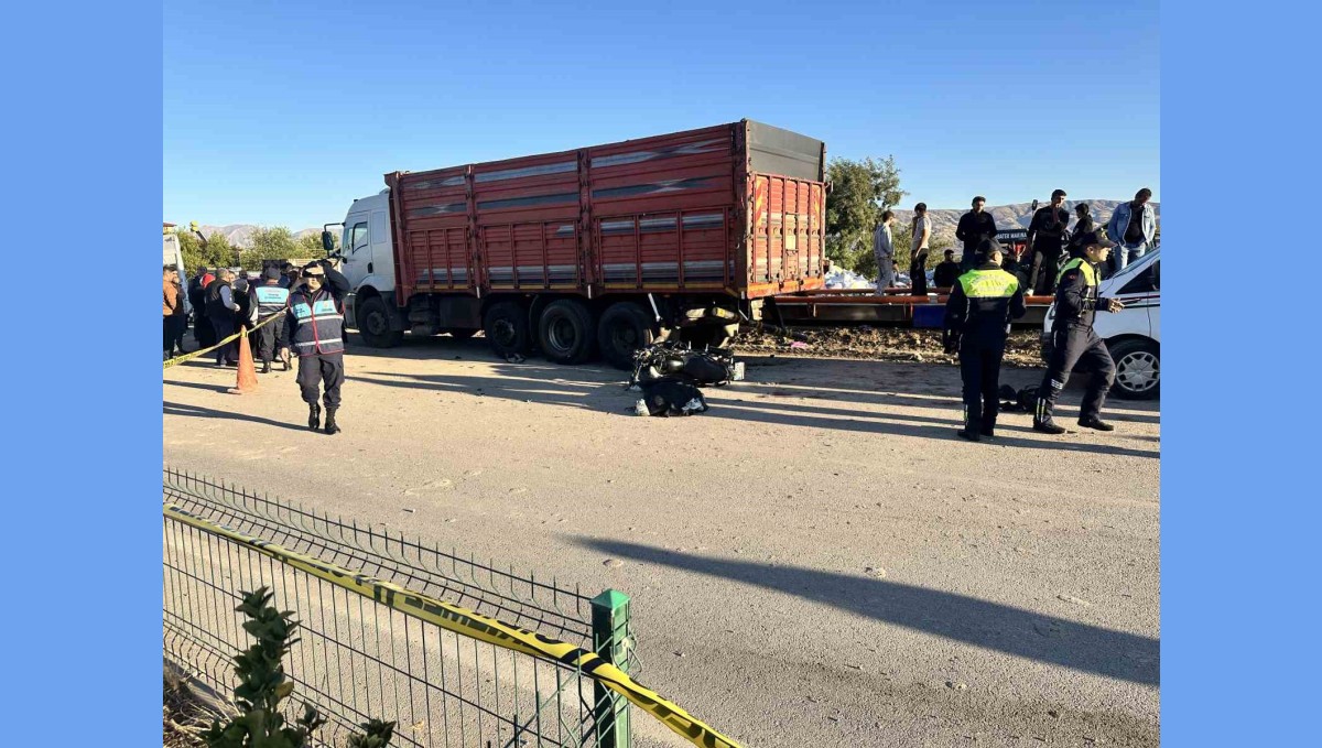 Elazığ'da motosiklet park halindeki kamyona çarptı: 1 ölü, 1 yaralı