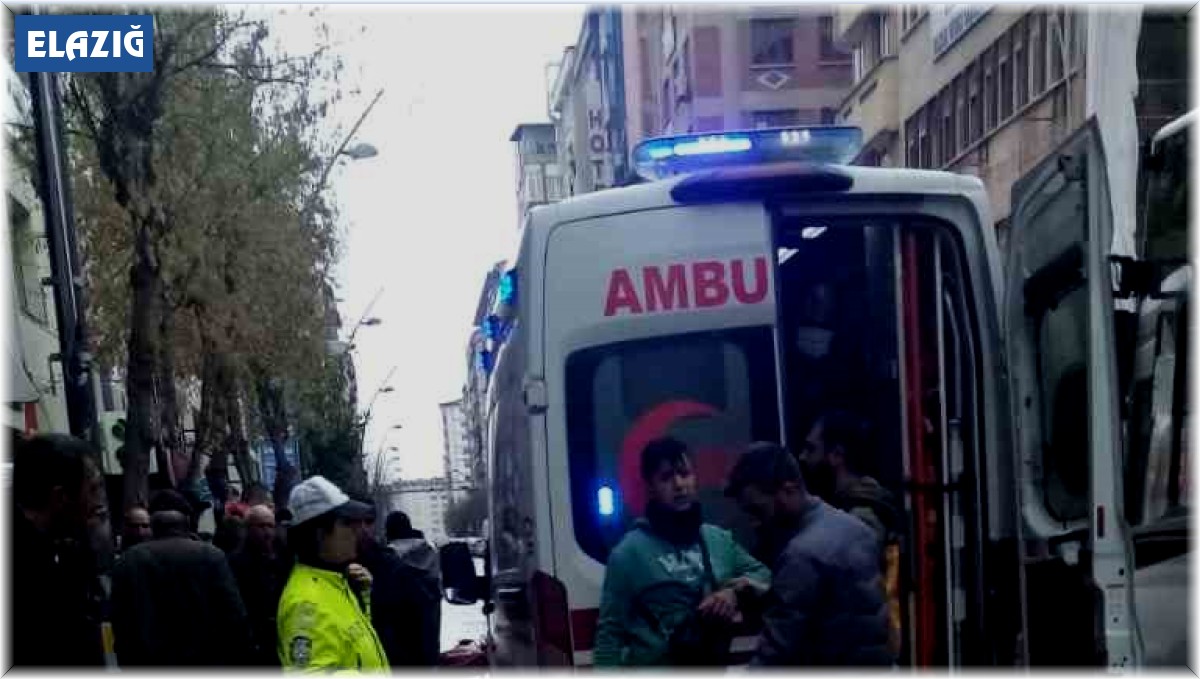 Elazığ'da motosiklet yayaya çarptı: 2 yaralı