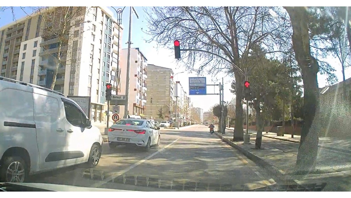 Elazığ'da motosikletlinin kırmızı ışık ihlali kameralara yansıdı