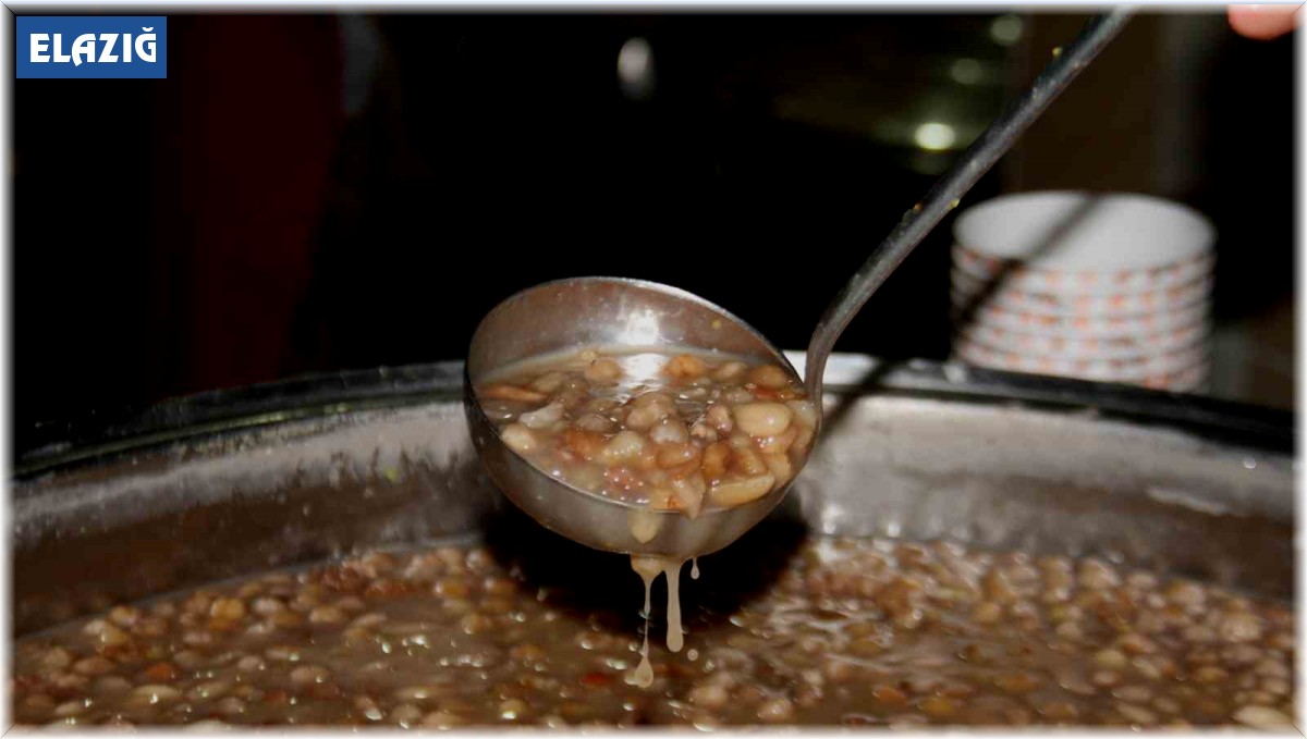 Elazığ'da Muharrem ayı dolayısıyla vatandaşlara aşure dağıtıldı