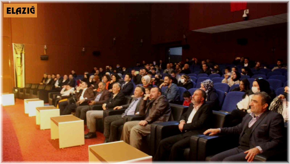 Elazığ'da 'Newiş Newişe' tiyatro oyunu büyük ilgi gördü