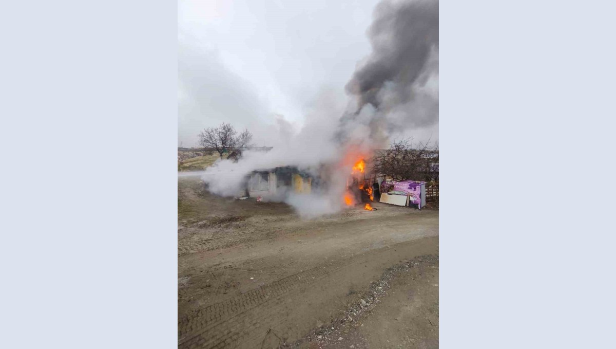 Elazığ'da odunluk deposunda yangın