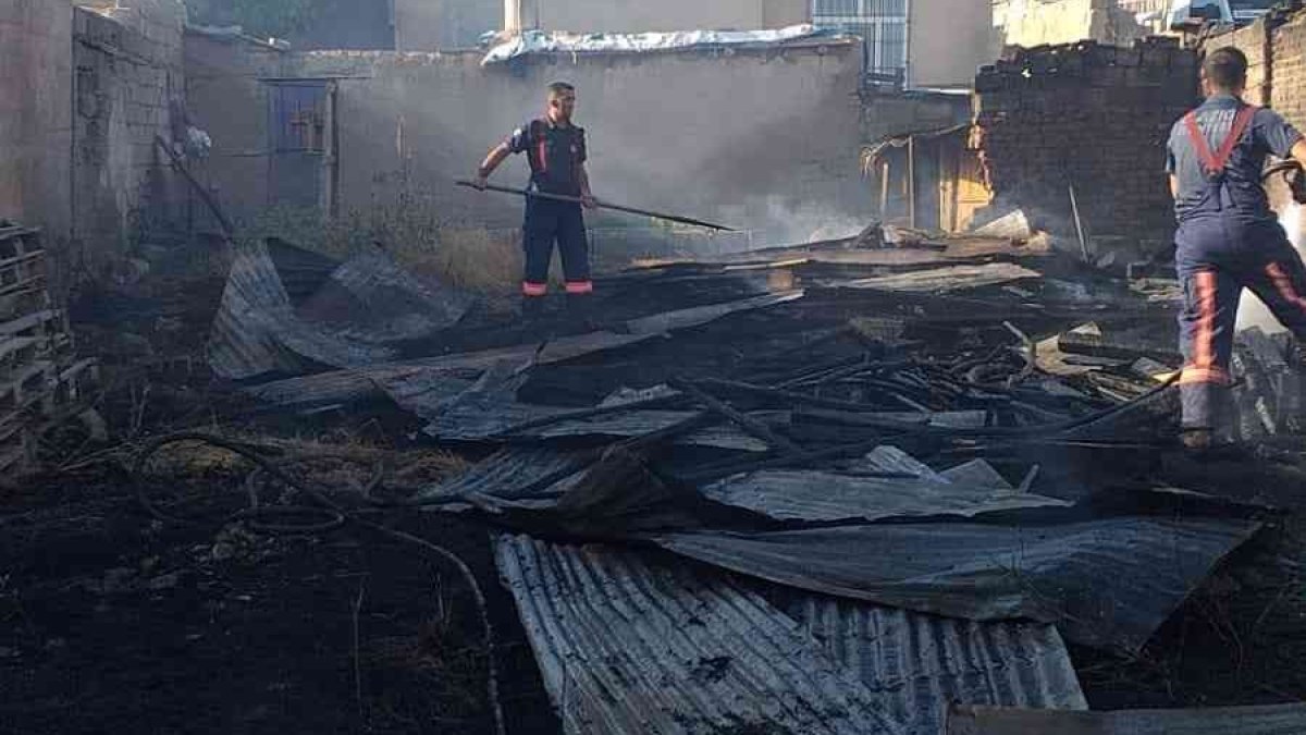 Elazığ'da odunluk yangını