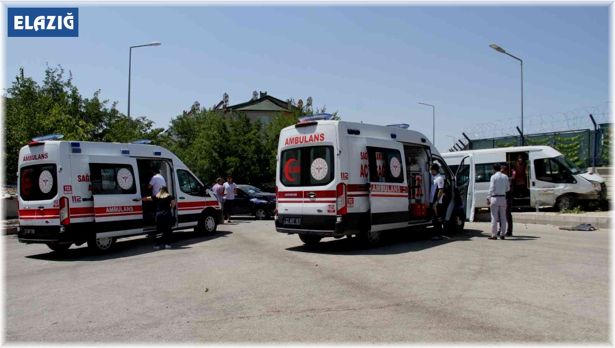 Elazığ'da öğrenci minibüsü ile otomobil çarpıştı: 5 yaralı