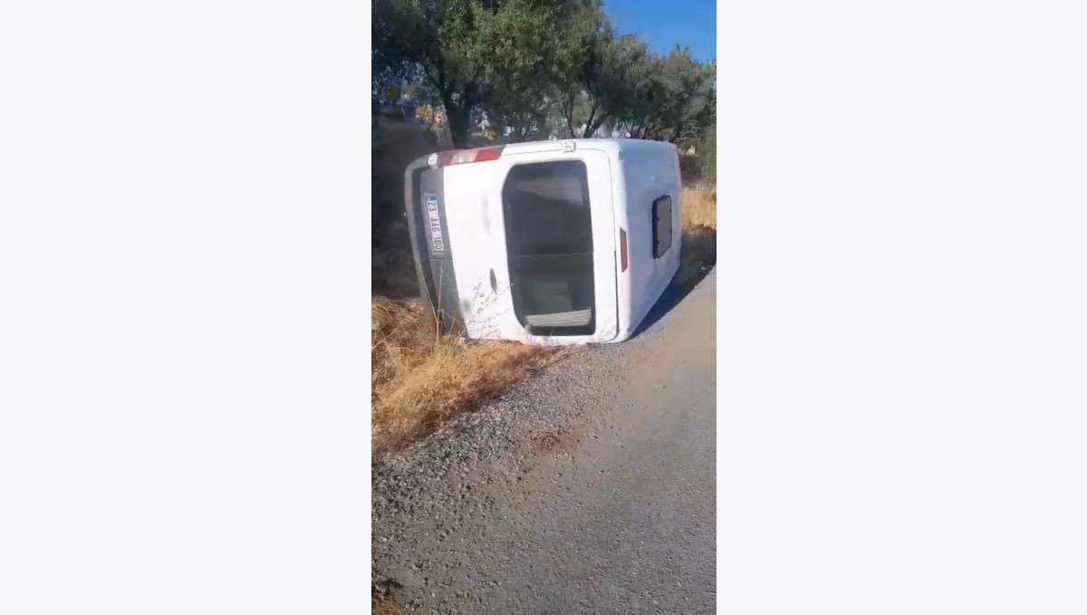 Elazığ'da öğrenci servisi devrildi, kazada yaralanan olmadı