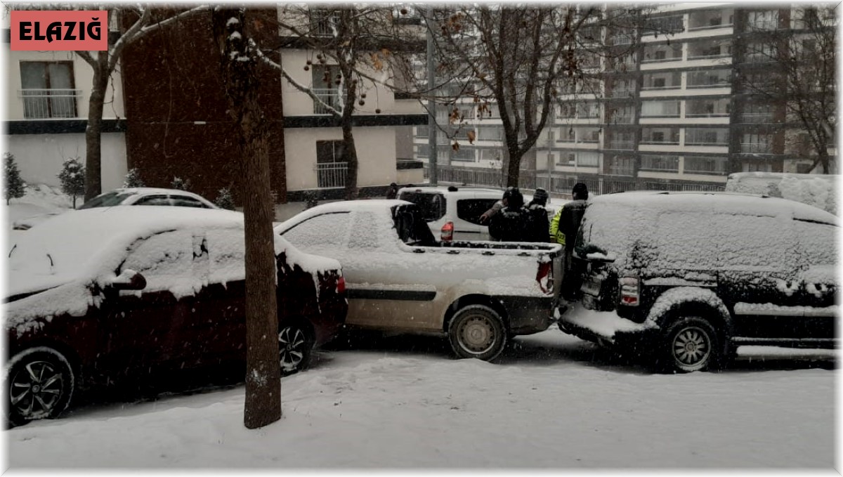 Elazığ'da öğrenci servisi yan yattı: 1 yaralı