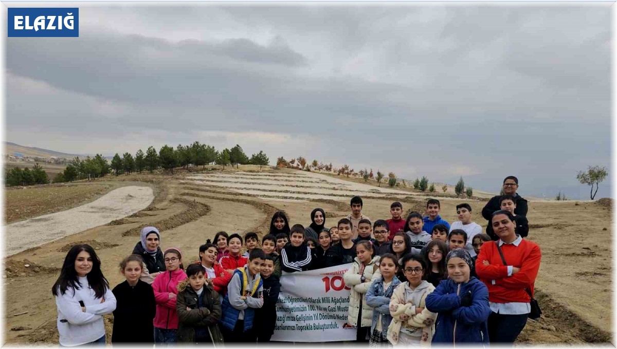 Elazığ'da öğrenciler, Cumhuriyet'in 100. yılında 100 fidan dikti