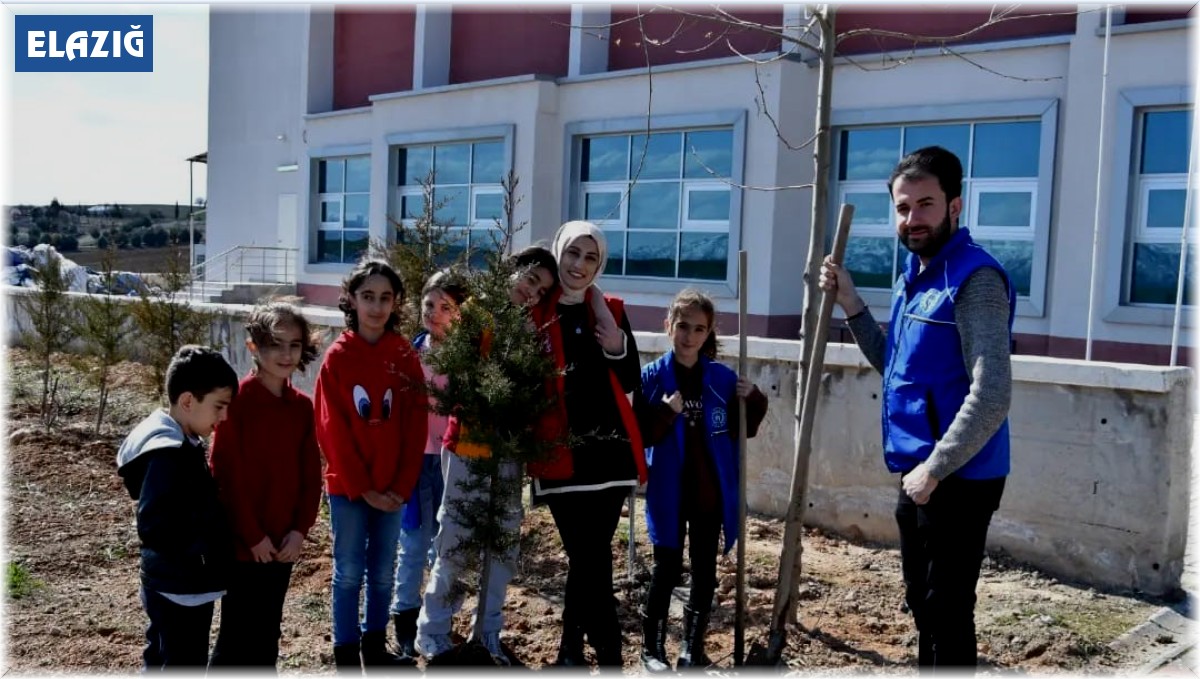 Elazığ'da öğrenciler fidanları toprak ile buluşturdu
