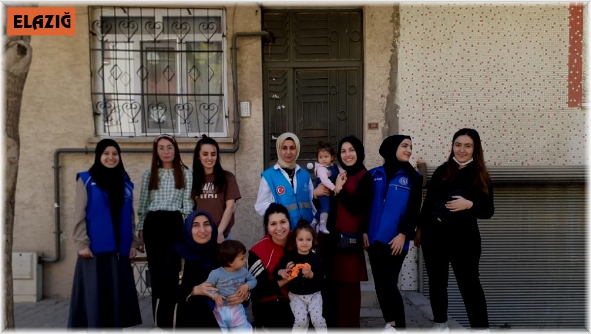 Elazığ'da öğrenciler hazırladıkları erzak kolilerini dağıttı