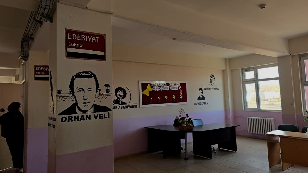 Elazığ'da öğrenciler okul duvarlarını süsledi