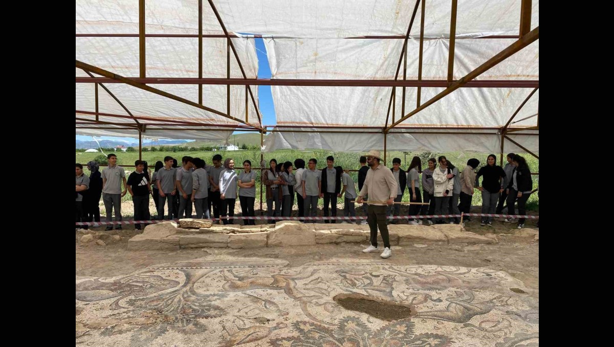 Elazığ'da öğrenciler tarihi mozaiği inceledi