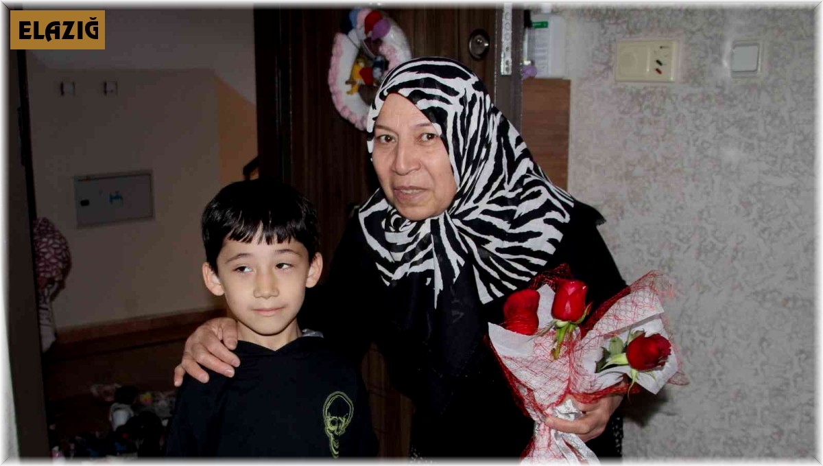 Elazığ'da öğrencilerden şehit annesini duygulandıran ziyaret