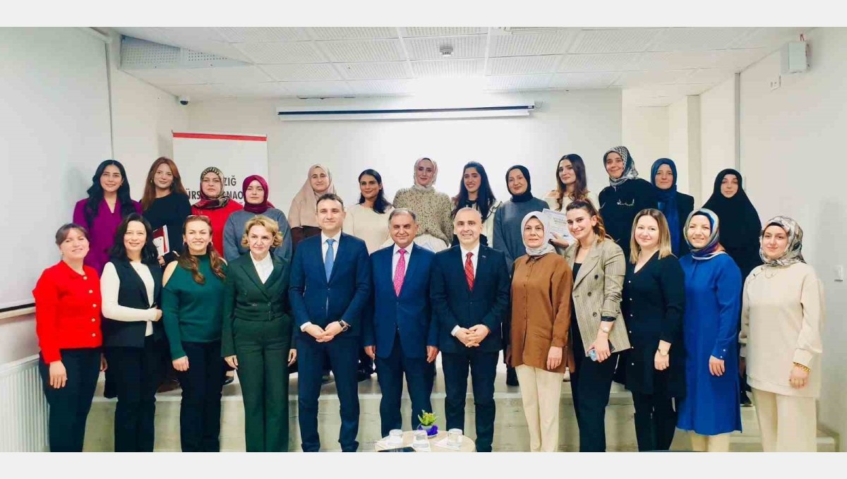 Elazığ'da öğretmen adayları sertifikalarını aldı
