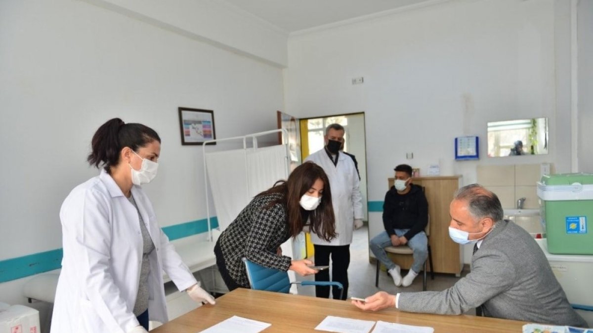 Elazığ'da öğretmenlere Covid-19 aşısı