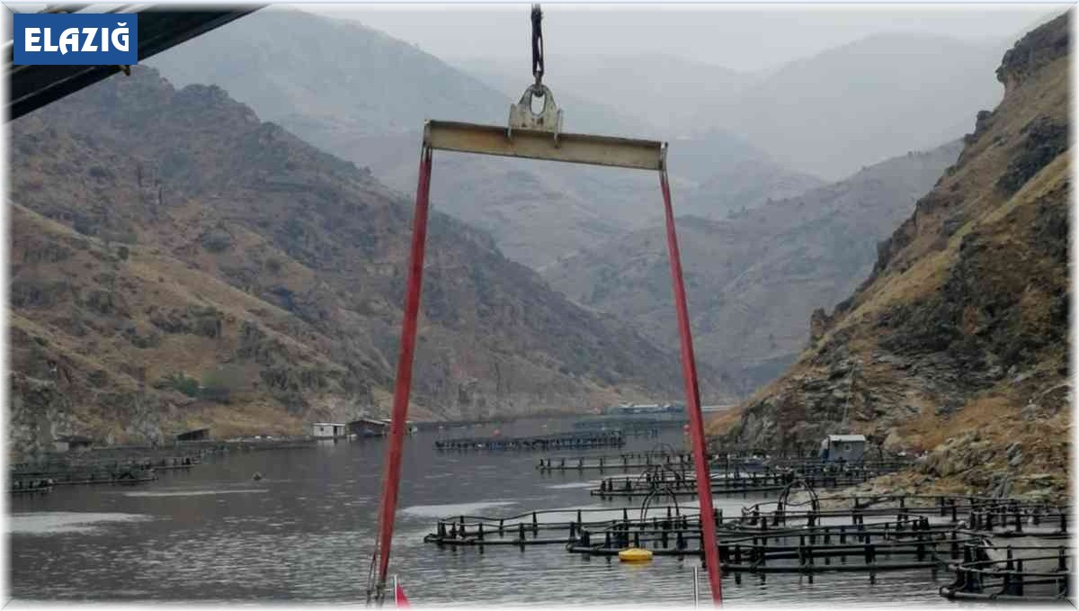 Elazığ'da onarımı tamamlanan gezi teknesi suya indirildi